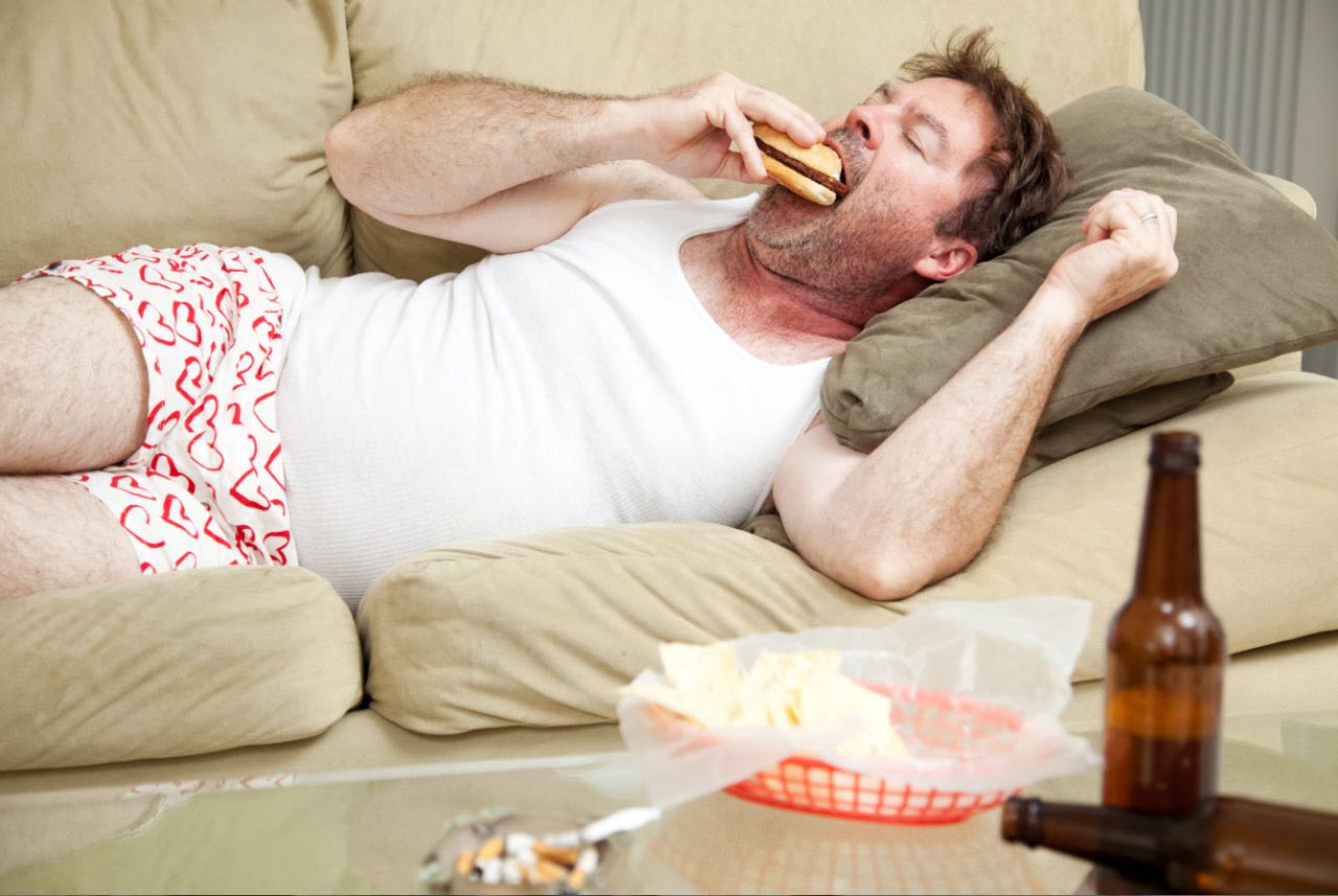 dentista manoncouch eatingjunkfood 1280x857 1