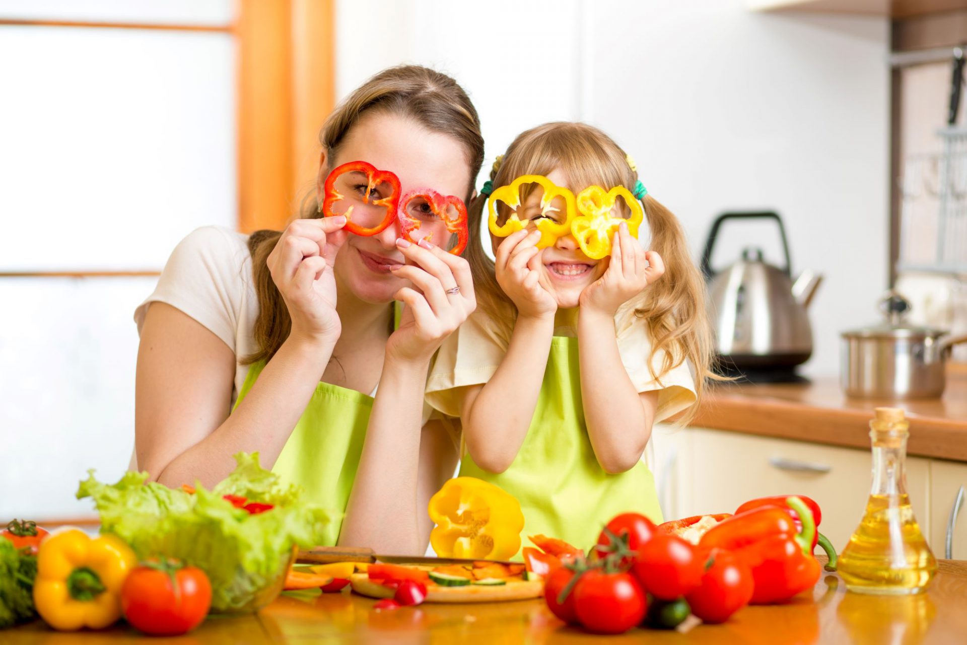 dentista Mom and daughter with pepper slices covering their eyes rsz 1920x1281 1