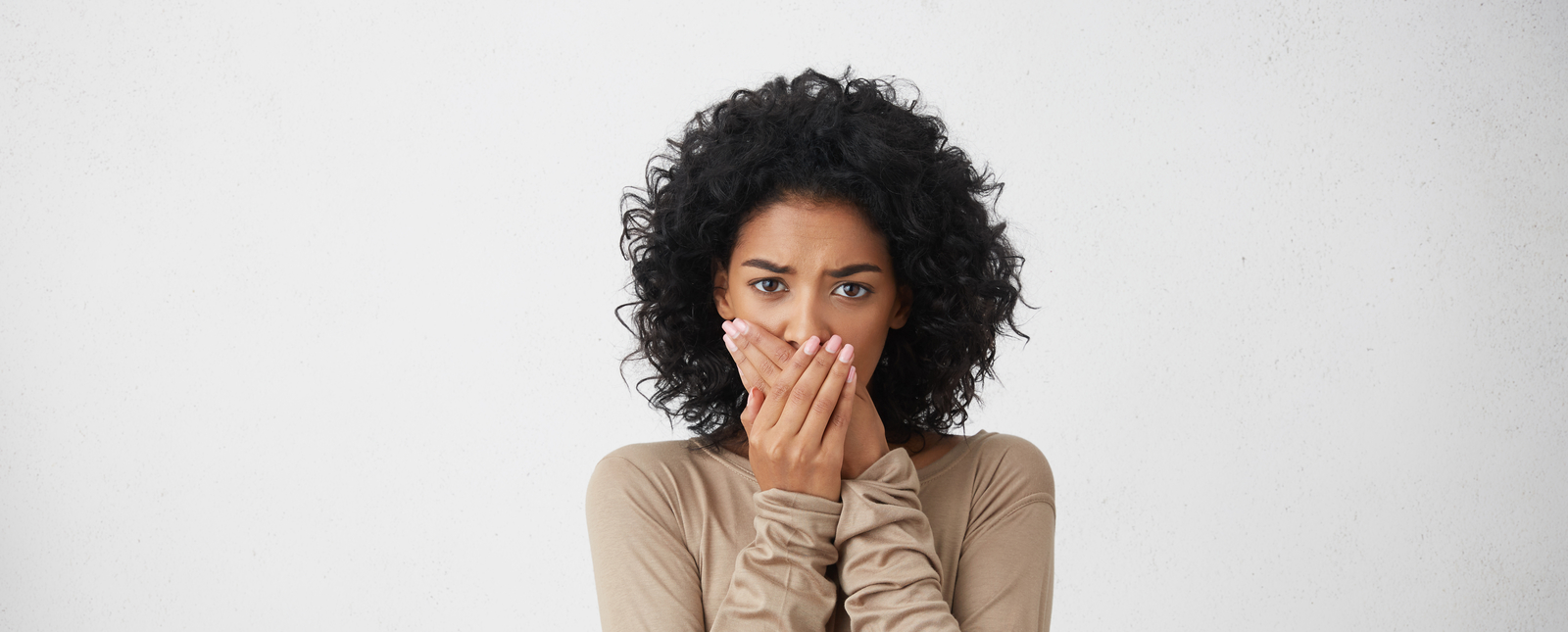 dentista blackwomancoveringmouth WhatCausesBadBreath